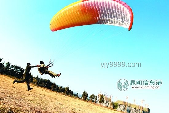 **女孩乘滑翔伞事故：自我解脱安全绳与规范操作对比分析**