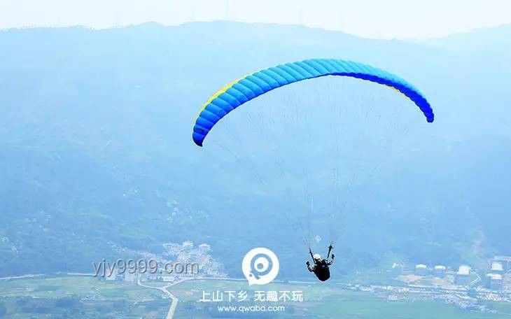**女孩乘滑翔伞事故：自我解脱安全绳与规范操作对比分析**